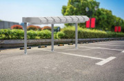 Rack de recharge pour vélo électrique en inox avec casier - 4 ou 8 prises - L.3000 mm x l.90 mm x H.147 mm - Pieds réglables