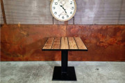 Table bistrot en acier brut vernis avec bois de pin - Haut. 75 cm x Larg. 76 cm
