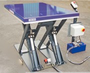 Table élévatrice avec châssis et ciseaux