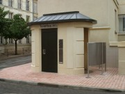 Toilette public ovale plus urinoirs 