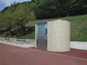 Toilette public simple en béton