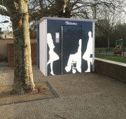 Toilette publique à façade métallique