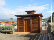 Toilettes public doubles en bois 