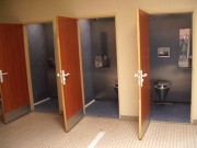 Toilettes scolaire avec automatisme du lavage