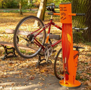 Totem de réparation pour vélos avec pompe de gonflage
