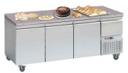 Tour pâtissier réfrigéré dessus granit