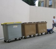 Tracteur pour armoires chariots et roll