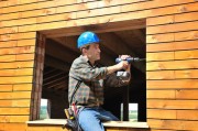 Travaux d'installation de fenêtre en bois 