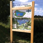 Vitrine affichage bois avec bandeau et poteaux carrés