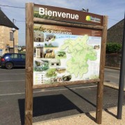 Vitrine d'affichage bois simple avec bandeau et poteaux ronds