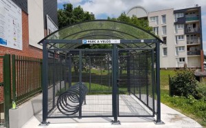 Abri vélos fermé bardage grillagé, verre Securit ou bois - Devis sur Techni-Contact.com - 1