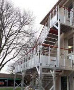 Escalier d’accès avec palier en aluminium - Devis sur Techni-Contact.com - 1
