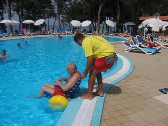 Fauteuil roulant d'accès au bassin piscine - Devis sur Techni-Contact.com - 1