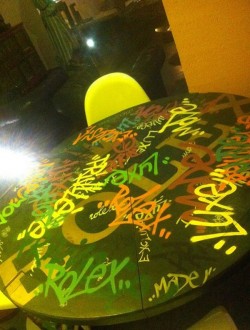 Graffiti sur table - Devis sur Techni-Contact.com - 3