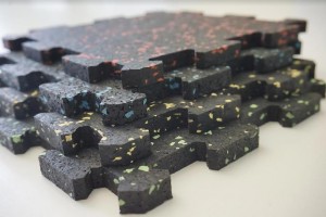 Tapis puzzle granulé fond noir avec taches en couleurs - Devis sur Techni-Contact.com - 1